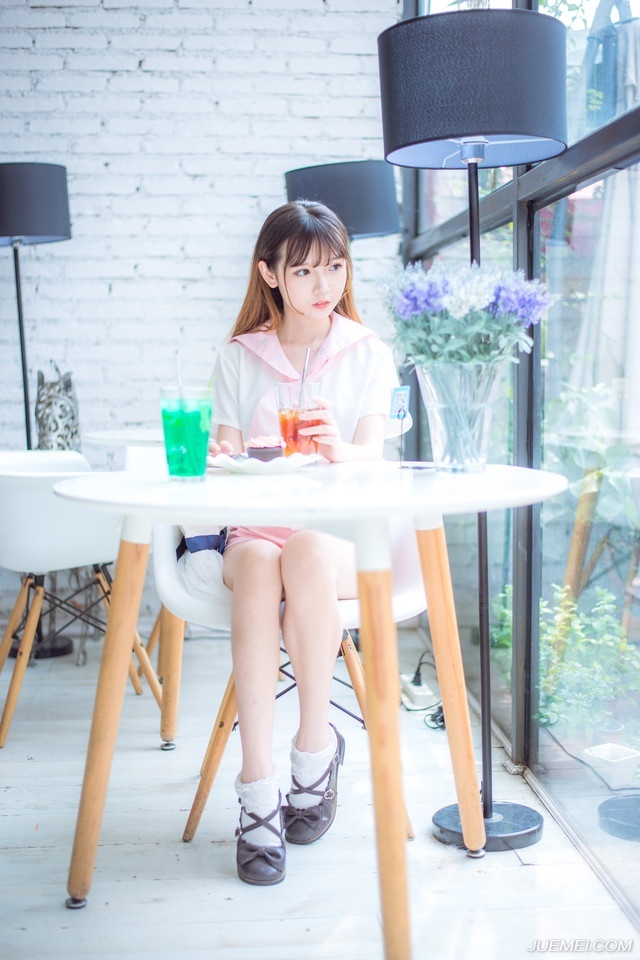 “这样会否太冒险了一些，可以等汉中兵马赶到再行上路。”邓贤苦笑道。